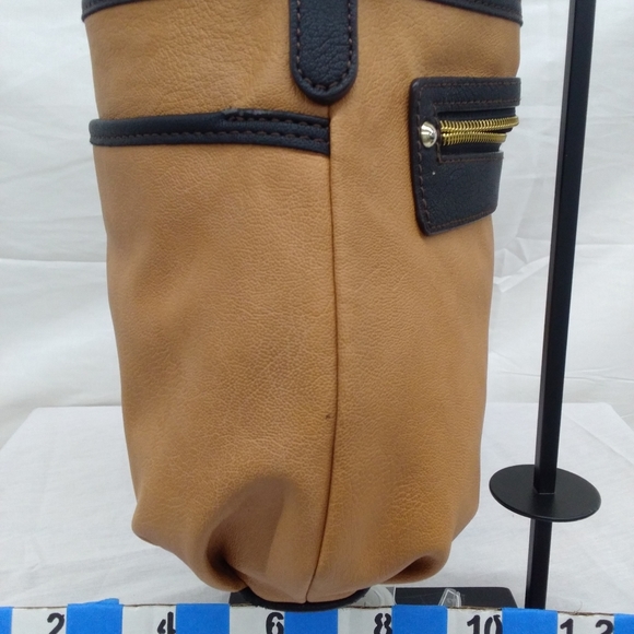 Liz Claiborne Classic Shoulder Bag in Two-Tone Brown § - Picture 5 of 13